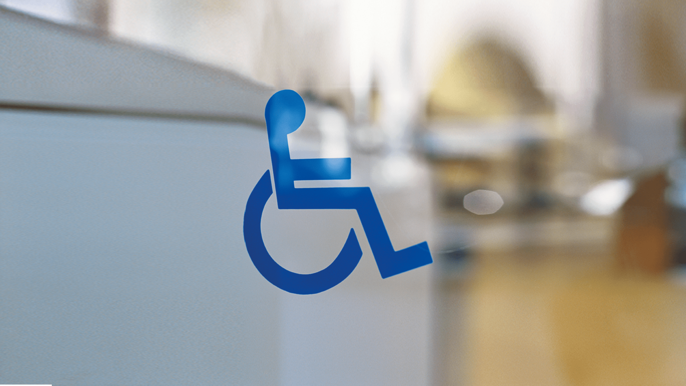 Ein Rollstuhlfahrer-Symbol auf einer Glasscheibe.