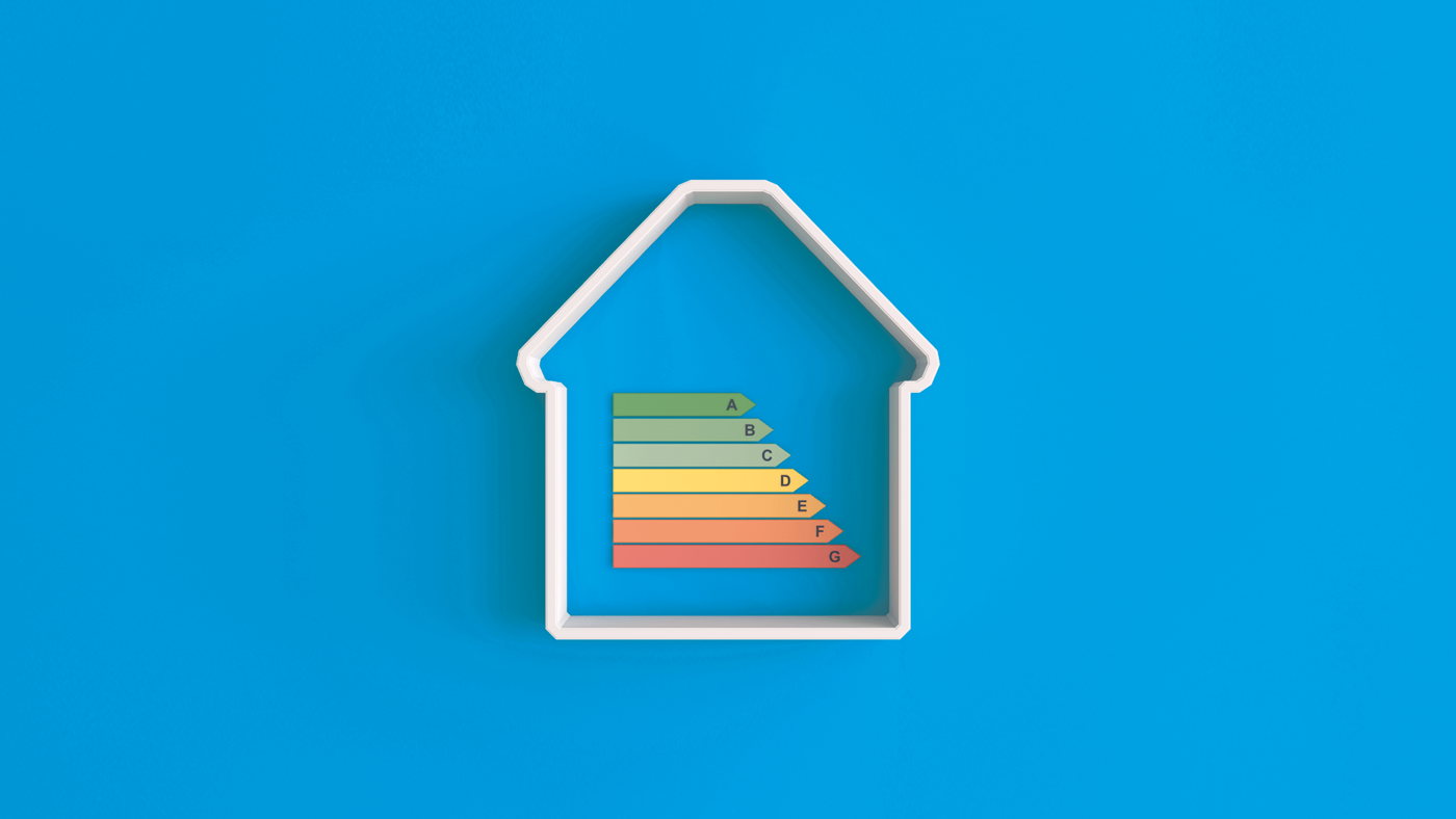 Ressourcen sparen: Der Umriss eines Hauses auf blauem Grund. Im inneren des Umrisses ist ein Energieeffizienzlabel zu sehen.