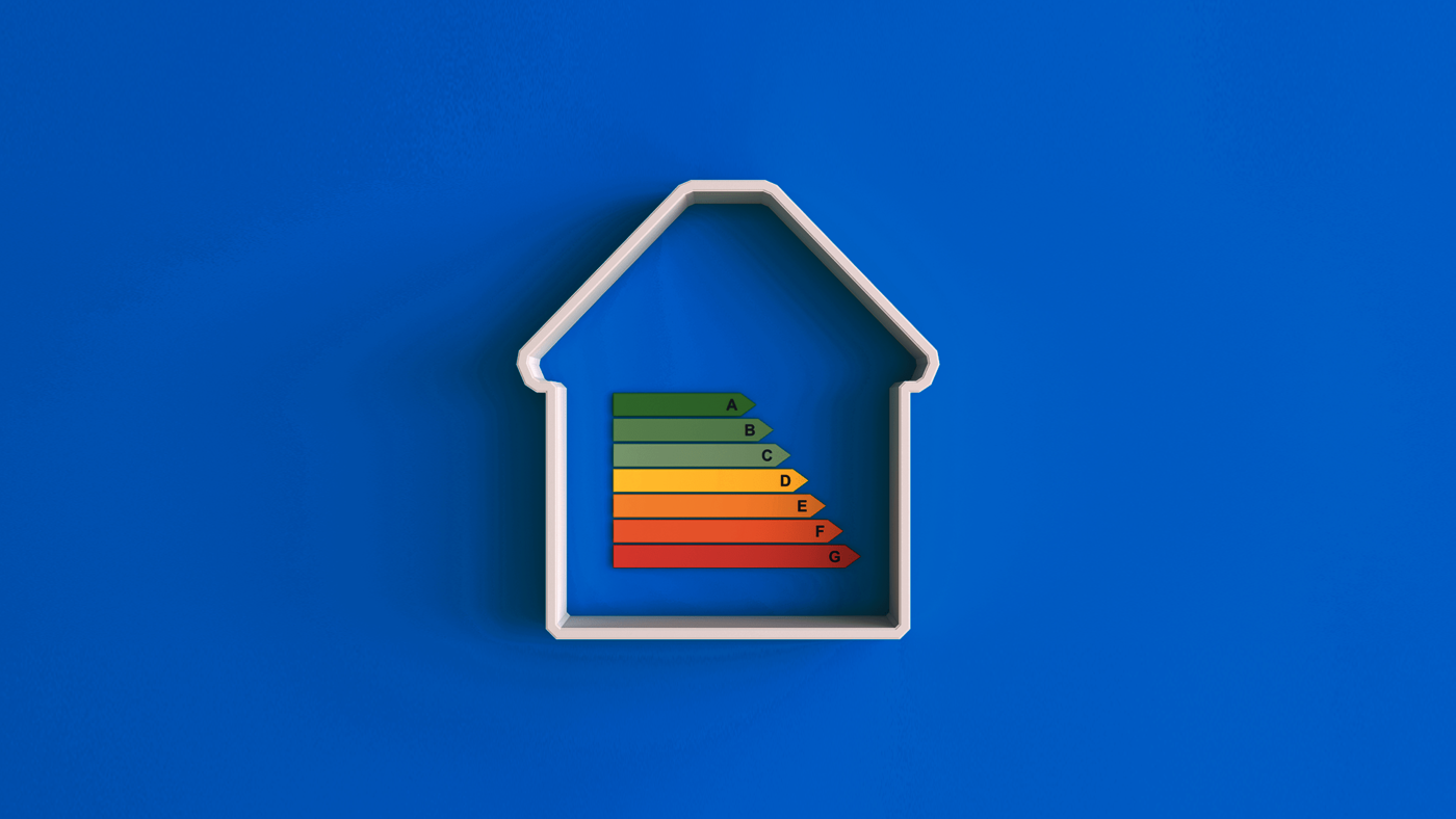 Ressourcen sparen: Der Umriss eines Hauses auf blauem Grund. Im inneren des Umrisses ist ein Energieeffizienzlabel zu sehen.