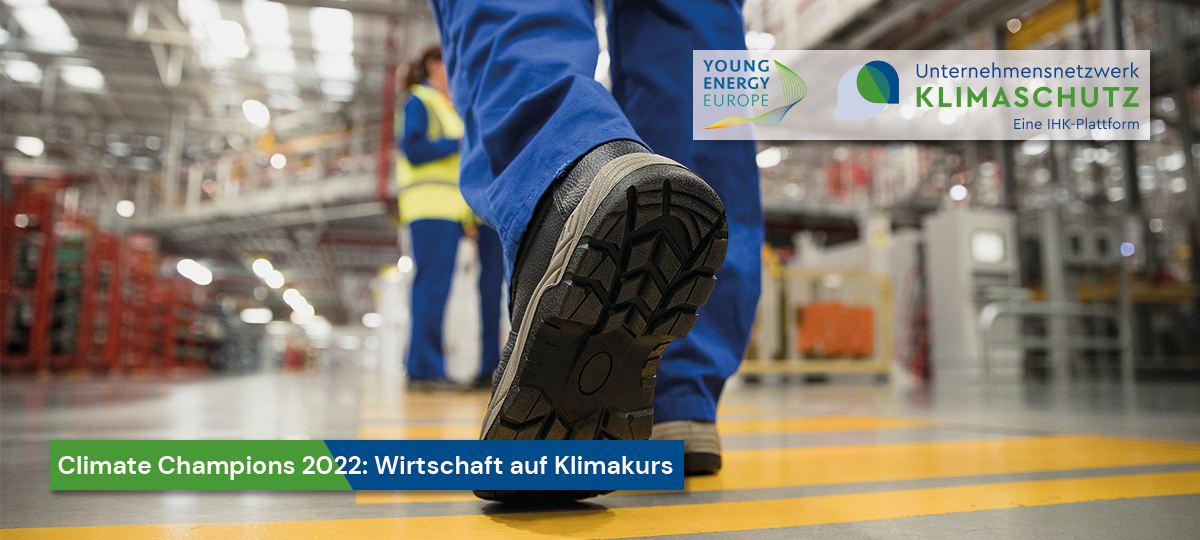 Das Bild zeigt die Beine einer Person in Blaumann, die durch Betriebsräume läuft. Darüber liegen Störer, die auf die Jahresveranstaltung von Young Energy Europe und Unternehmensnetzwerk Klimaschutz hinweisen.